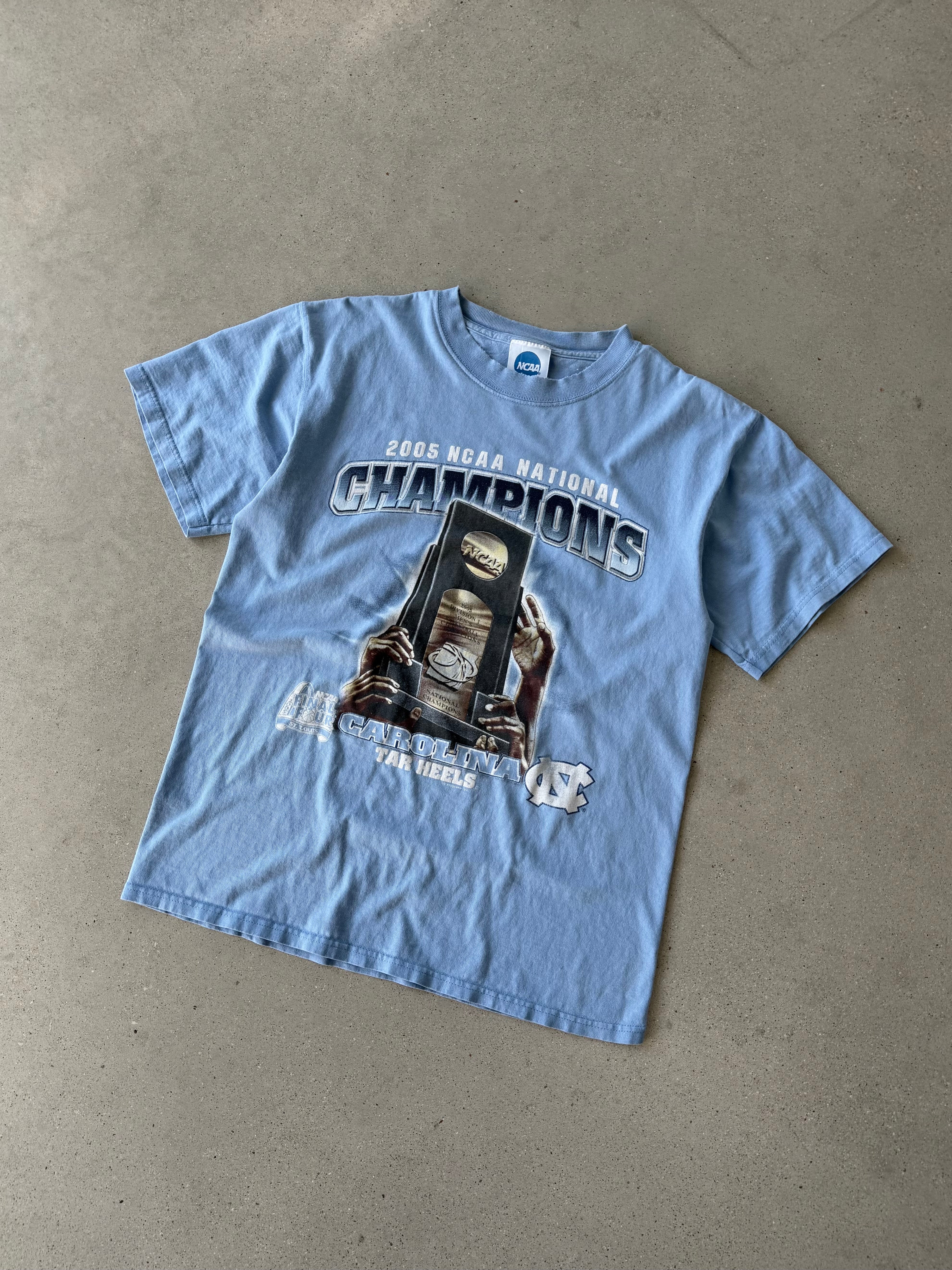 Vintage 2005 Carolina Tar Heels Basketball NCAA Champs Tee - L