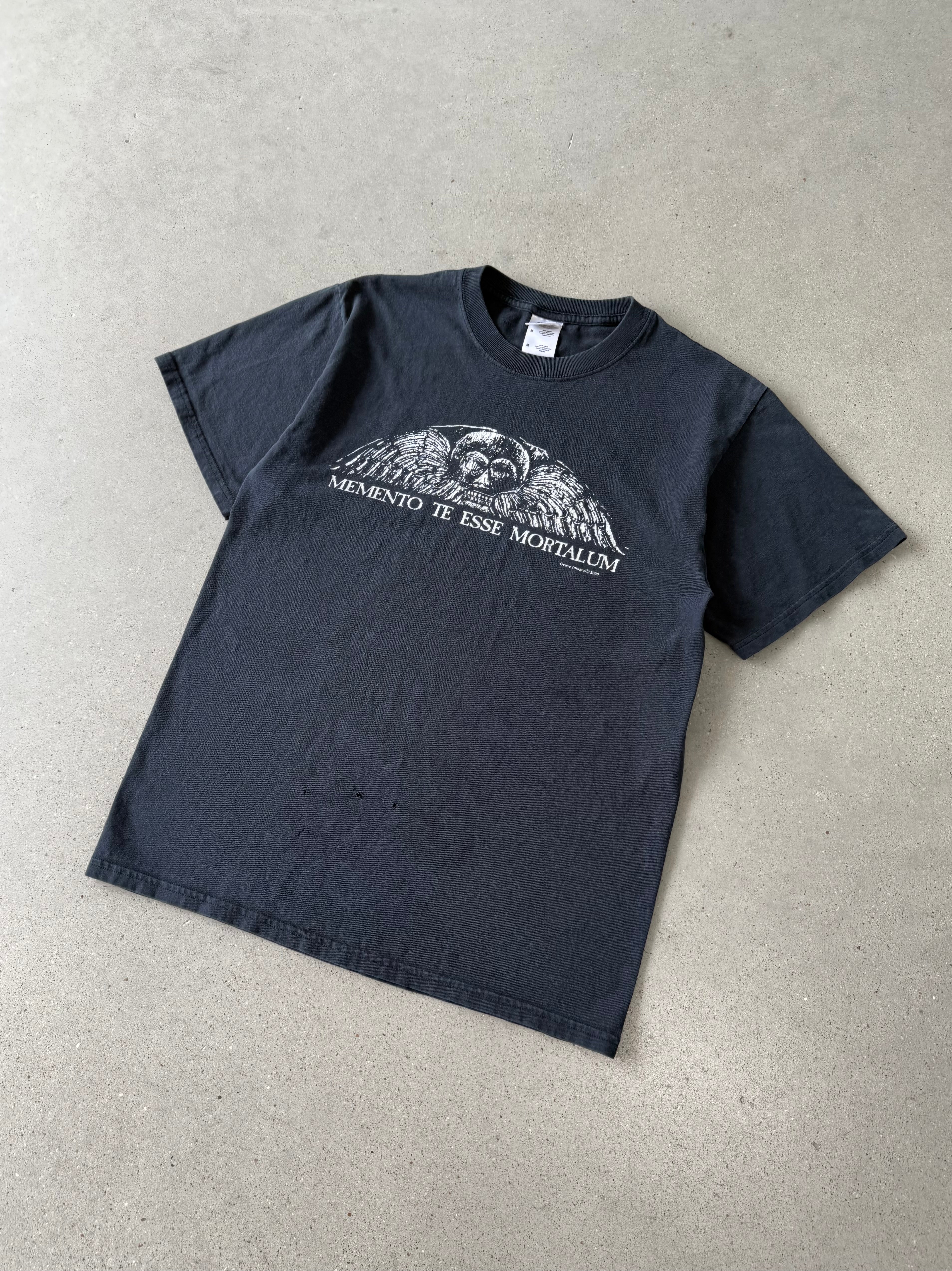 Vintage 2000 'Memento Te Esse Mortalum' Tee - M