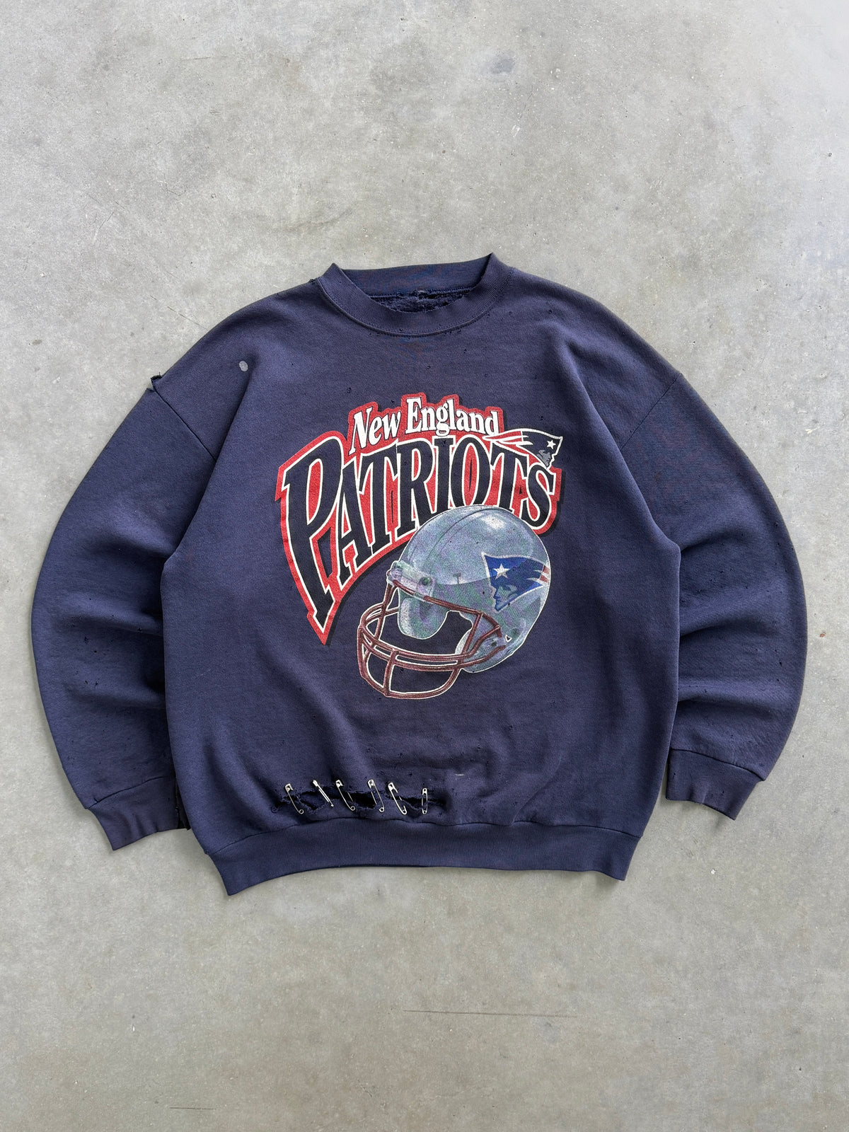 Vintage 2000s New England Patriots Distressed Crewneck (L)