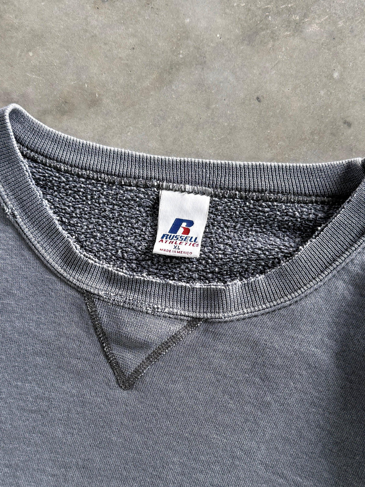 Vintage 2000s Russell Athletic Sweatshirt (XL)