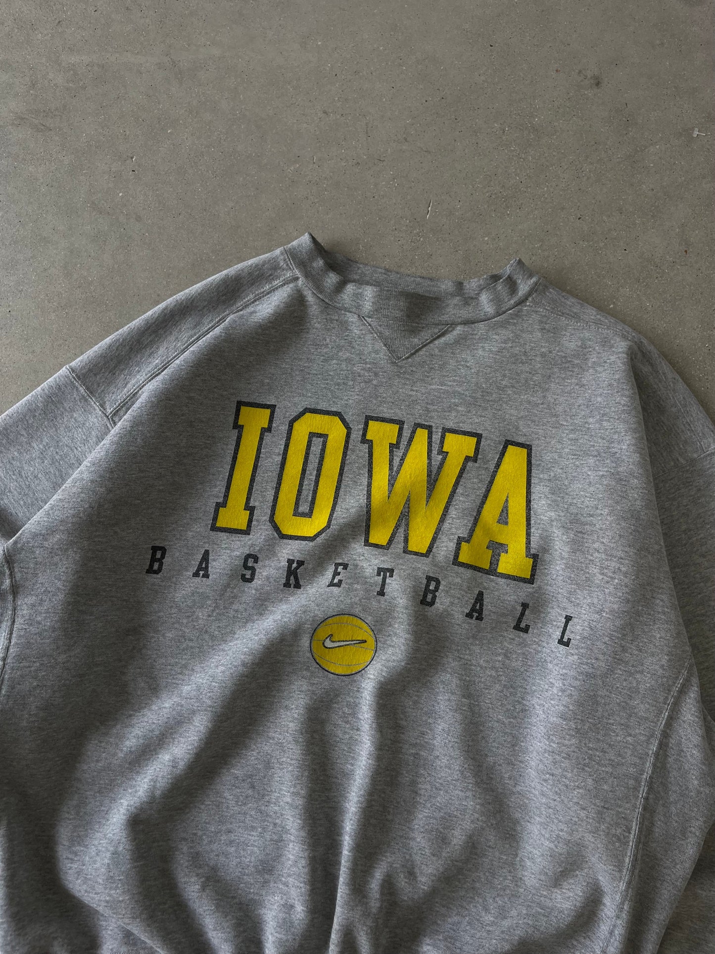 Vintage NIKE Iowa Basketball Sweatshirt - XL