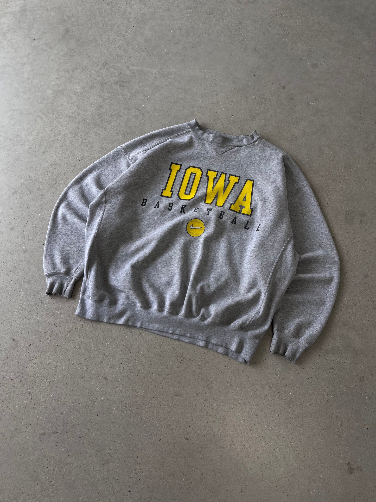 Vintage NIKE Iowa Basketball Sweatshirt - XL